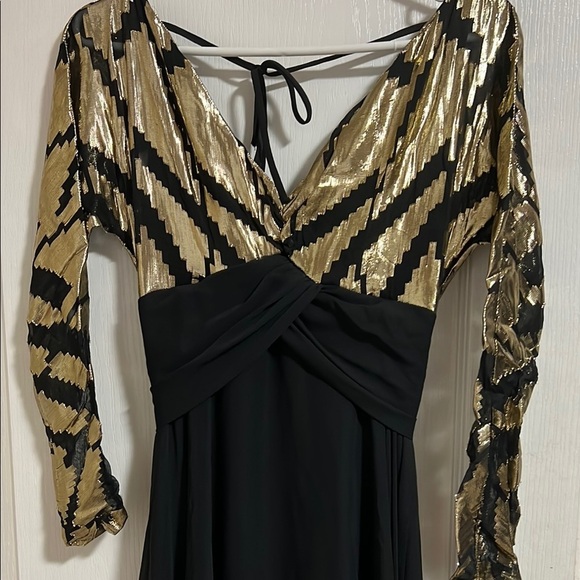 Elegant Black and Gold Dress - Picture 3 of 11